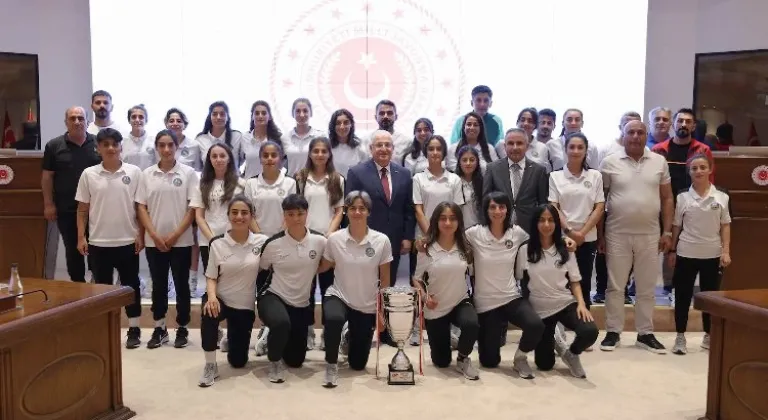 Bakan Güler Yüksekova Belediyespor sporcularıyla buluştu