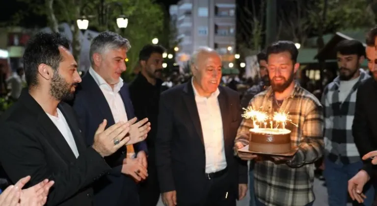 Başkan Hayrettin Demir'e Sürpriz Doğum Günü Kutlaması: Ak Parti'nin Zafer Coşkusu ve Kentsel Dönüşüm Vaadi
