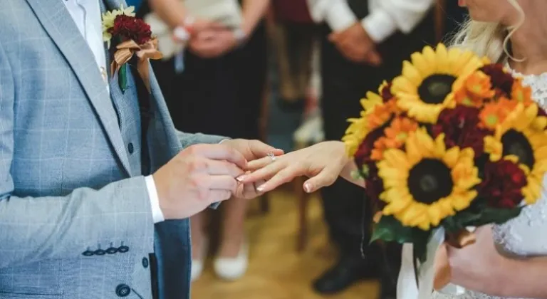 Bursa Büyükşehir Belediyesi'nden Yeni Evlenecek Çiftlere Müjde: Düğün Salonu veya Mobilya Desteği!