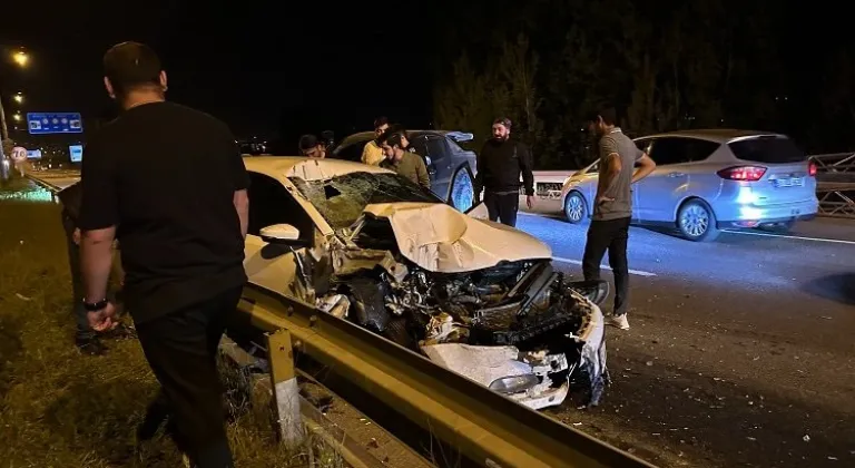 Düzce'de Kamyonet ve Otomobil Kaza Geçirdi: 2 Kişi Yaralandı