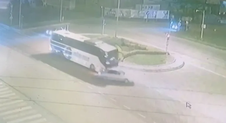 Düzce'de Otobüs ile Otomobil Çarpıştı: Yaralılar Hastaneye Sevk Edildi