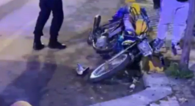 Edirne Keşan'da motosiklet otomobile çarptı: 2 genç yaralı