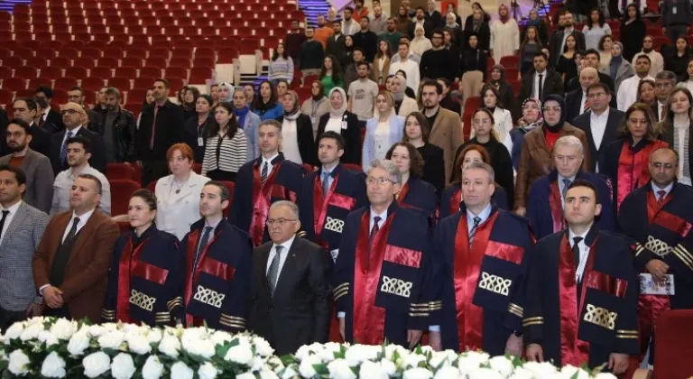 Erciyes Üniversitesi Tıp Bayramı Töreninde Sağlık Çalışanlarına Övgü Dolu Mesajlar Verildi