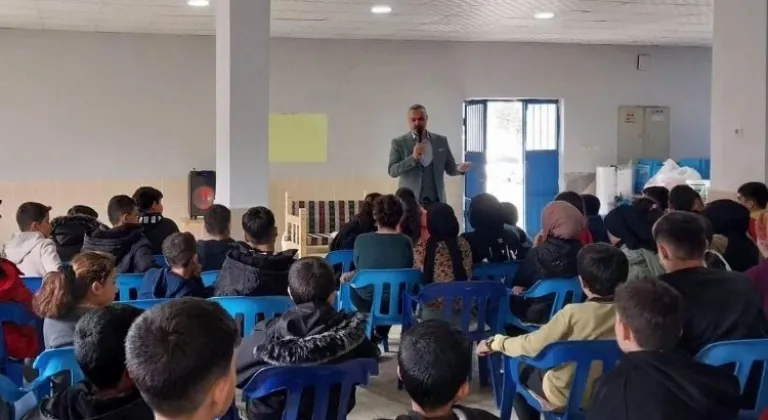 Gazeteci Yazar Metin Özmen, Samanyolu köyü okulunda iyilik yolcularını öğrencilere anlattı