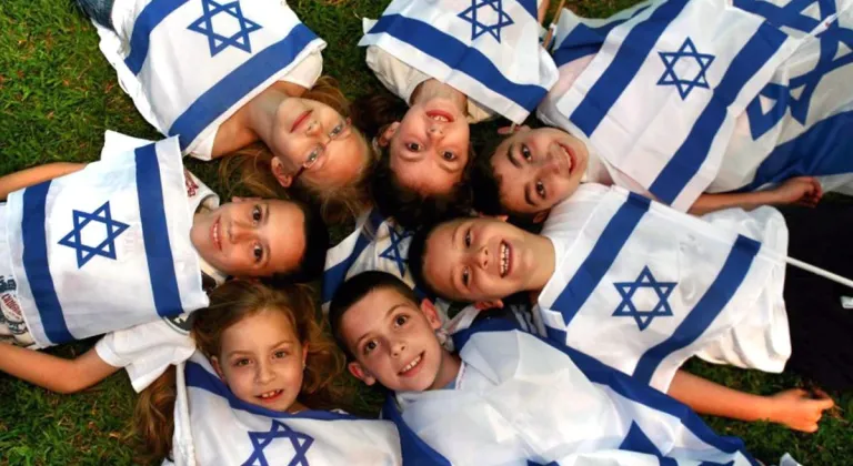 İsrail bunu da yaptı! ‘Gazze’yi Yok Edin’ şarkısı söyletildi