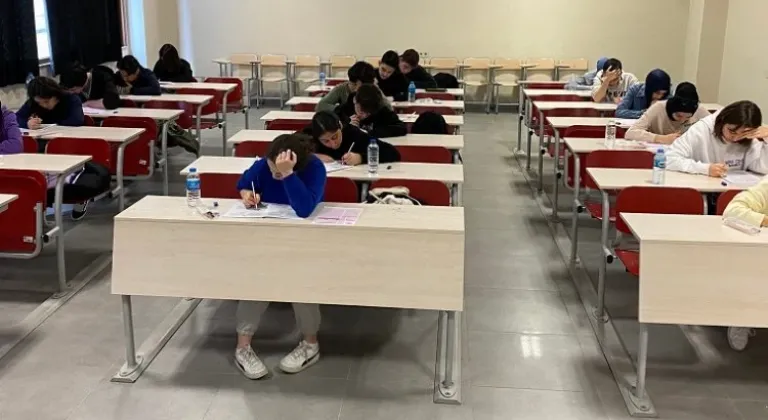 İstanbul Rumeli Üniversitesi 'Gençlerle El Ele' Projesi TYT Deneme Testini Gerçekleştirdi