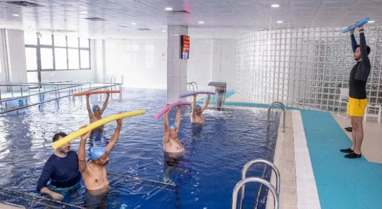 İzmir'de Eşrefpaşa Hastanesi'nde Tedavi Eden Havuzlar Sağlık Dağıtıyor