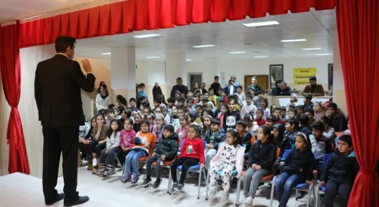Malatya Büyükşehir Belediyesi öğrencilere muhteşem tiyatro gösterisi sundu