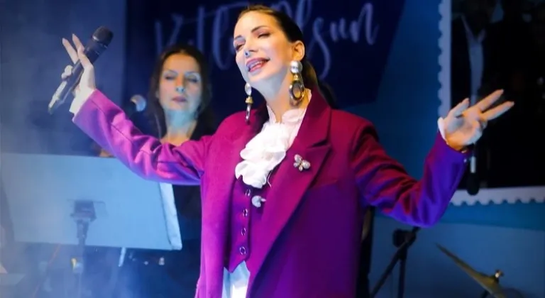 Şarkıcı Tuğba Özerk, Kadınları Cesaretlendiren 'Patron' Şarkısını Seslendirdi