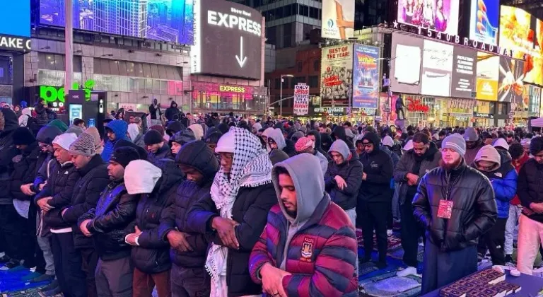 Times Meydanı'nda Binlerce Müslüman Bir Araya Gelerek İlk Teravih Namazını Kıldı