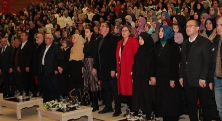 Ünlü Yazar Saliha Erdim'in Konferansı Nevşehirlilerden Yoğun İlgi Gördü