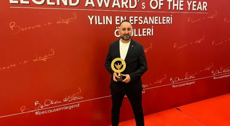 Uur Demirow'dan Yılın En İyi Performans DJ'i Ödülü!