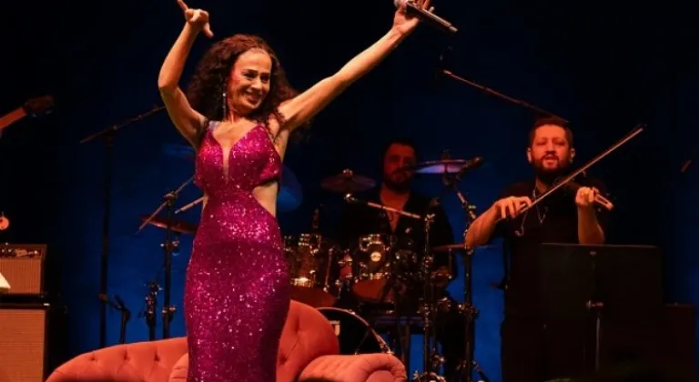 Yıldız Tilbe, Azerice Şarkılarla Bakü'de Büyük Alkış Topladı